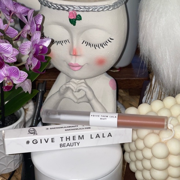 GIVE THEM LALA Beauty Matte & Moisture 2 in 1 Lip Duo Wand In Birthday Suit - Picture 8 of 10
